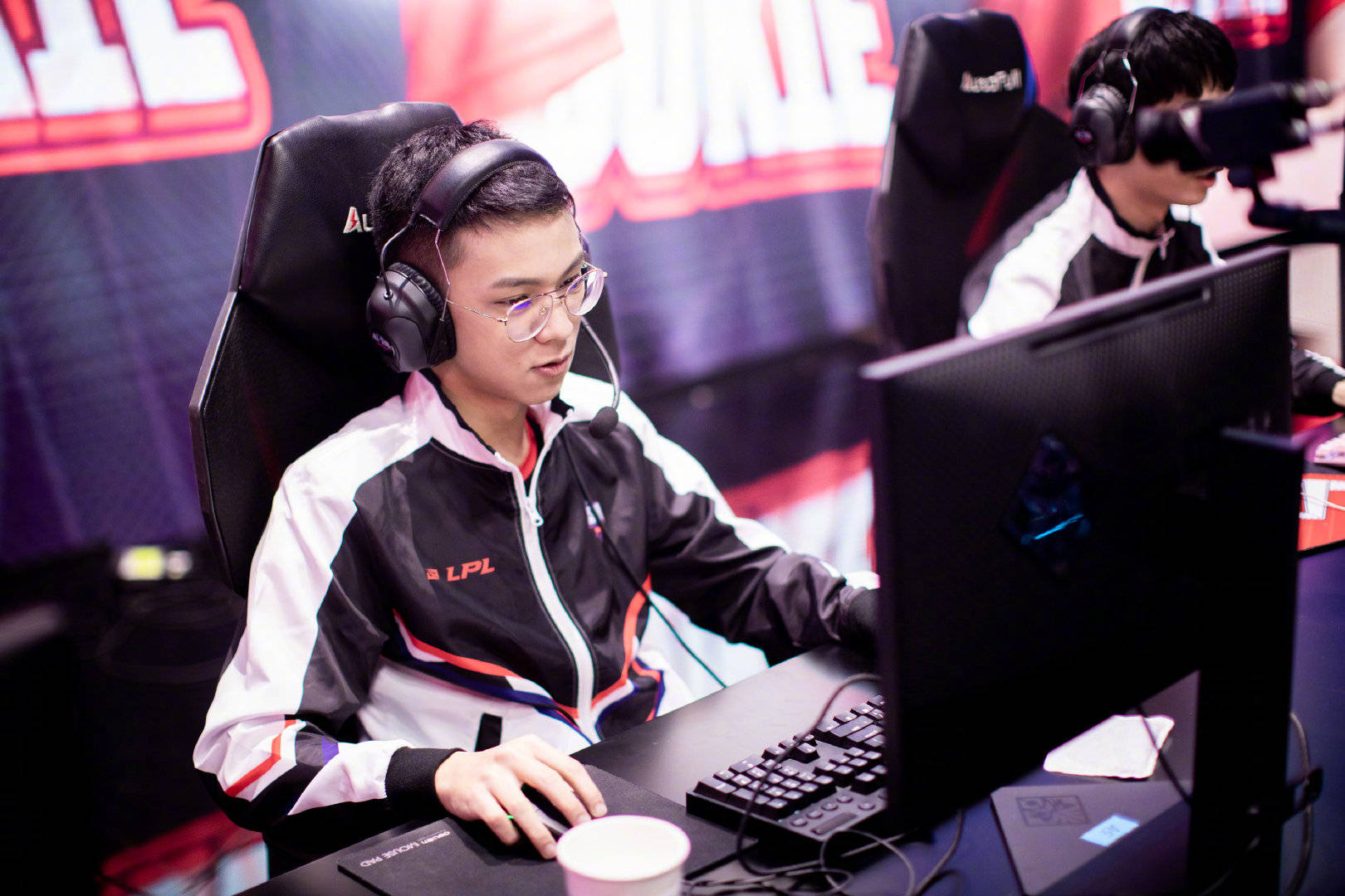 开云体育平台-刚刚！JackeyLove迎来五赛季高光表现今晚巴塞罗那备战法国杯，勒沃库森围绕西甲状态回暖 